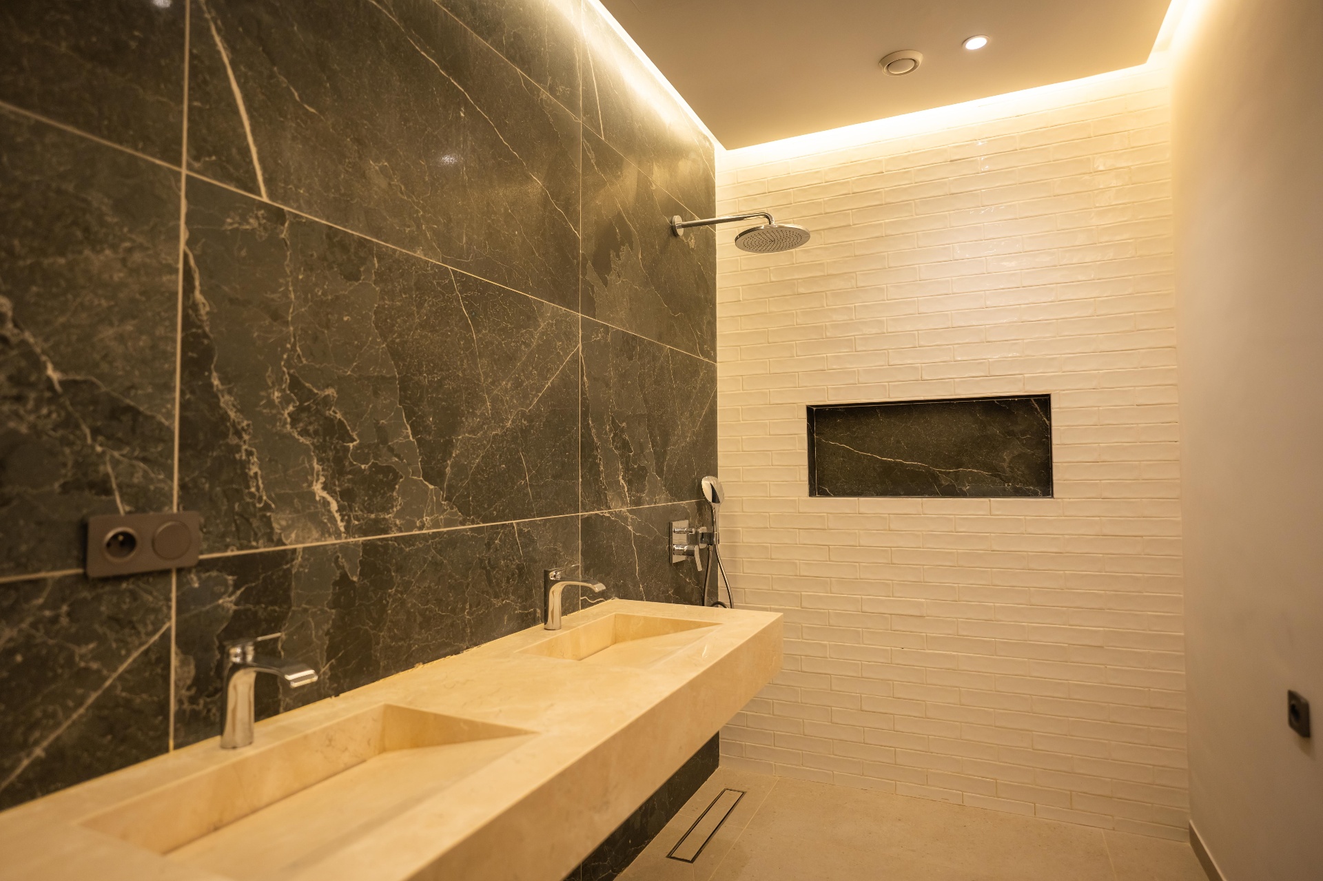 Salle de bain pierre sombre et douche
