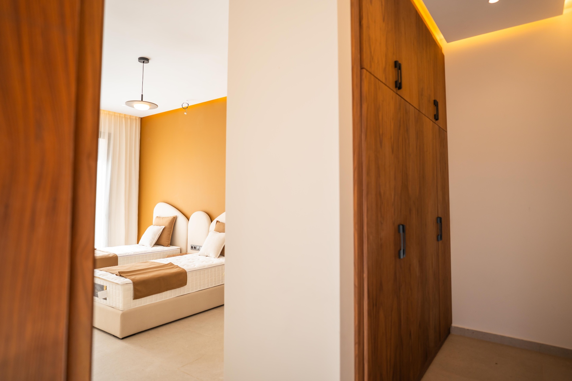 Chambre twin avec tête de lit terracotta