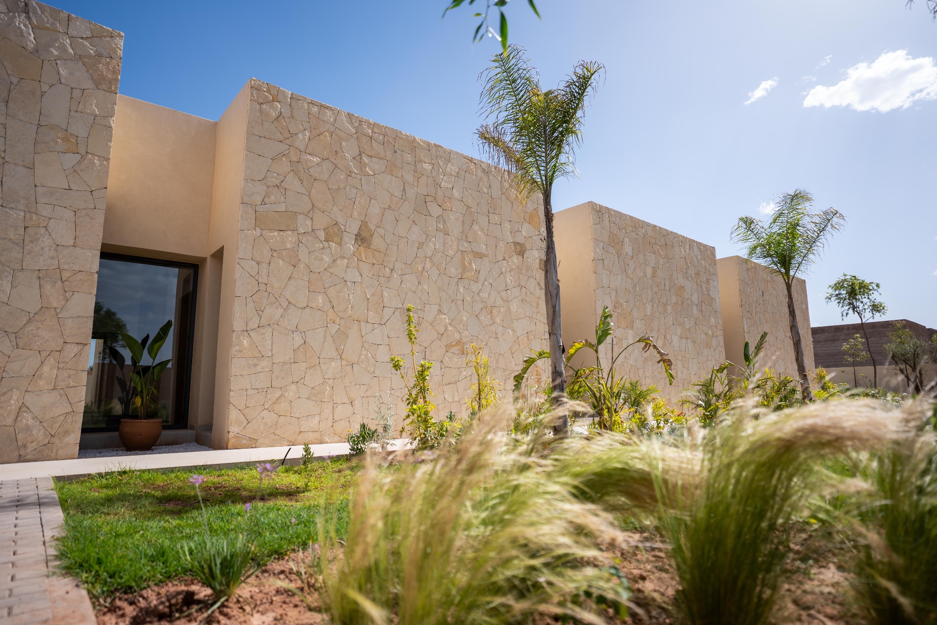 Mur en pierre naturelle et jardin