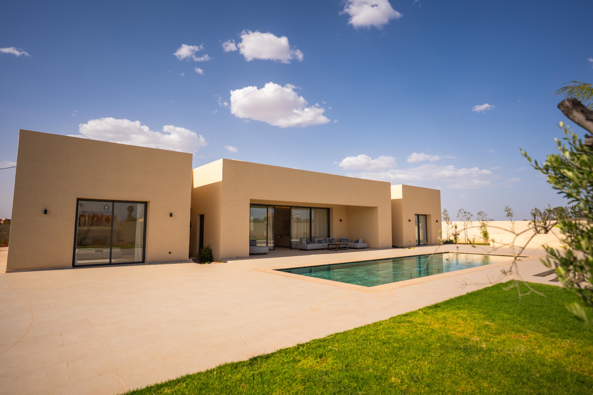 Vue large sur la piscine et la villa