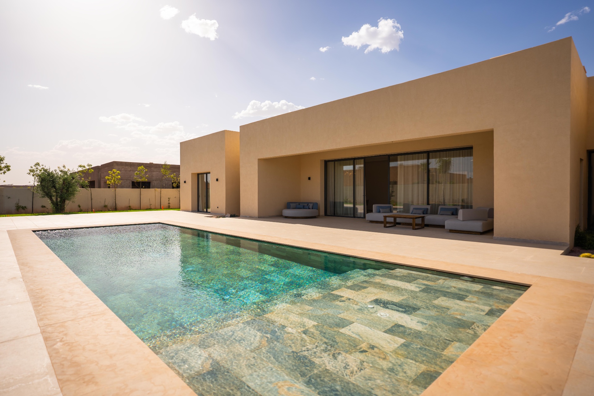 Piscine et terrasse en plein jour