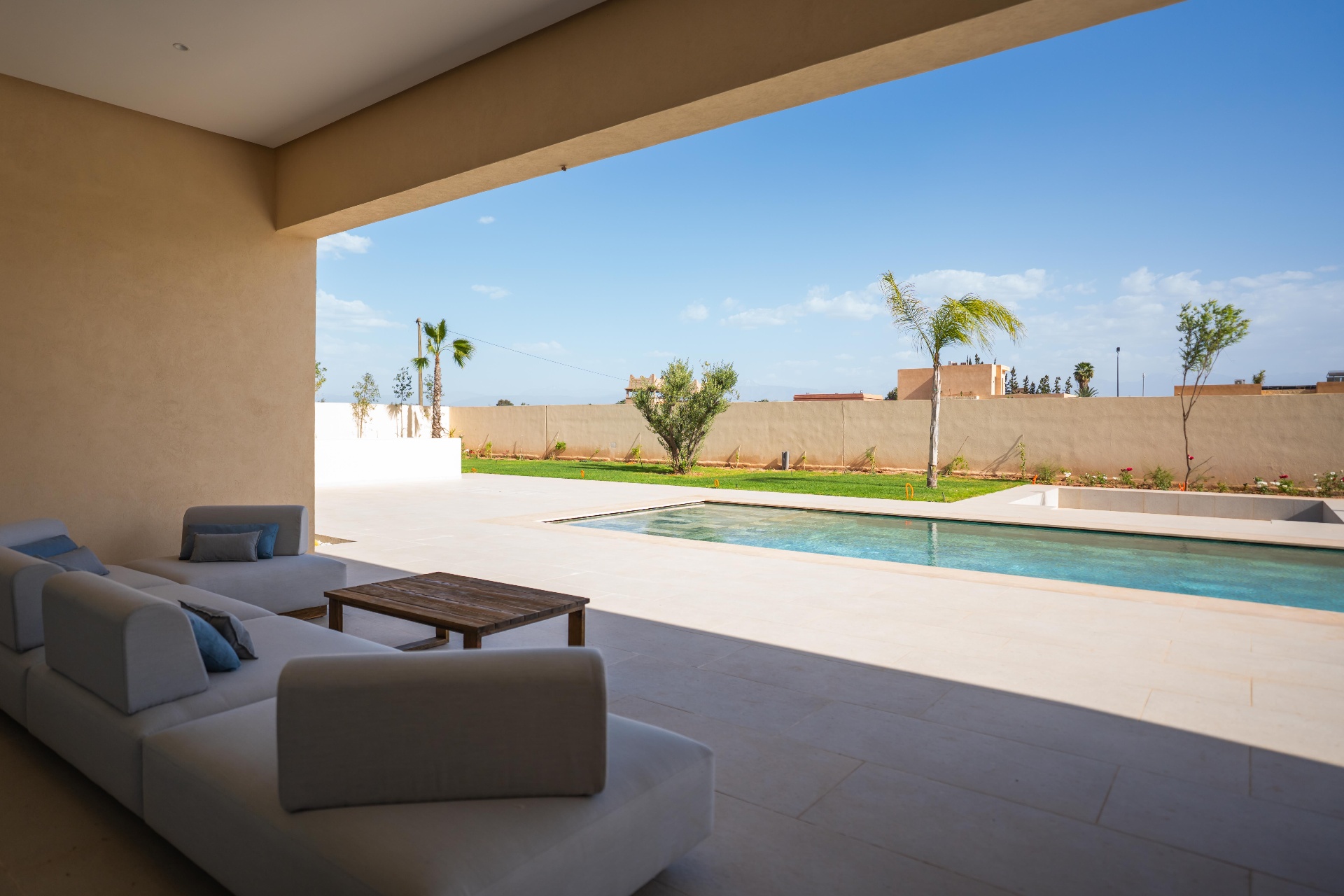 Terrasse couverte avec vue piscine