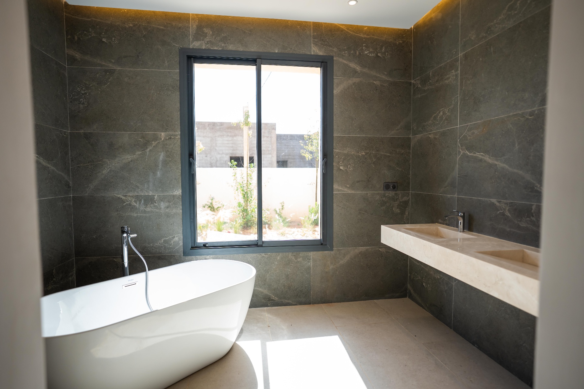 Salle de bain avec baignoire îlot