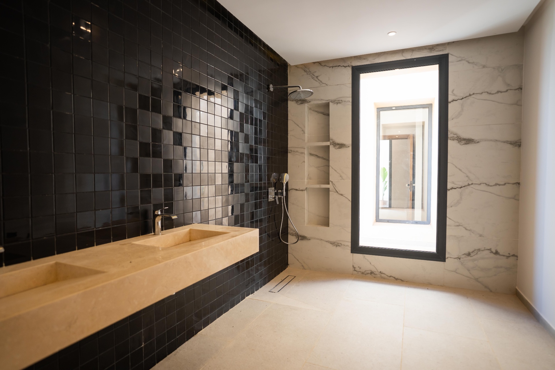 Salle de bain marbre noir et blanc