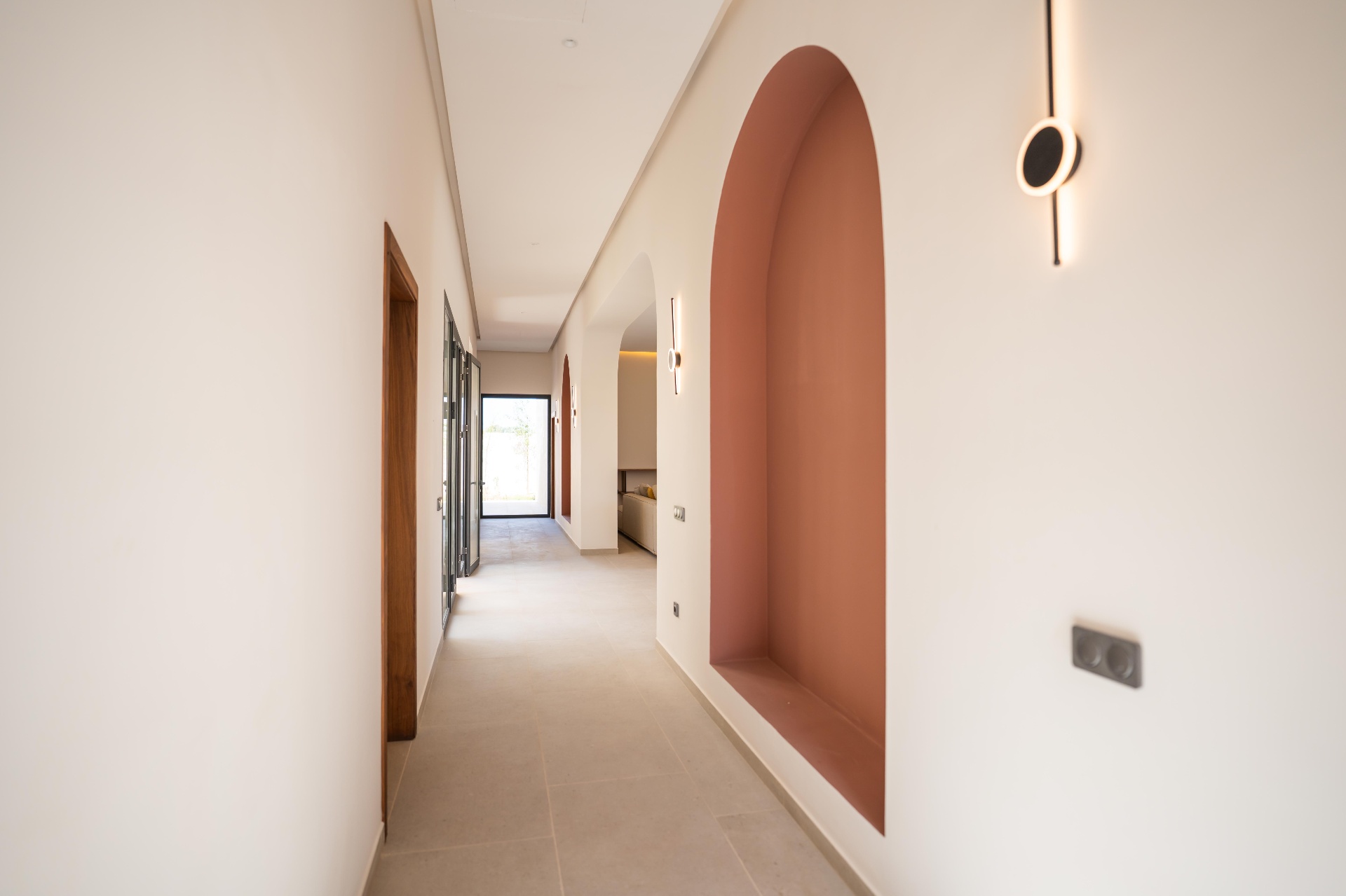 Couloir avec niche terracotta