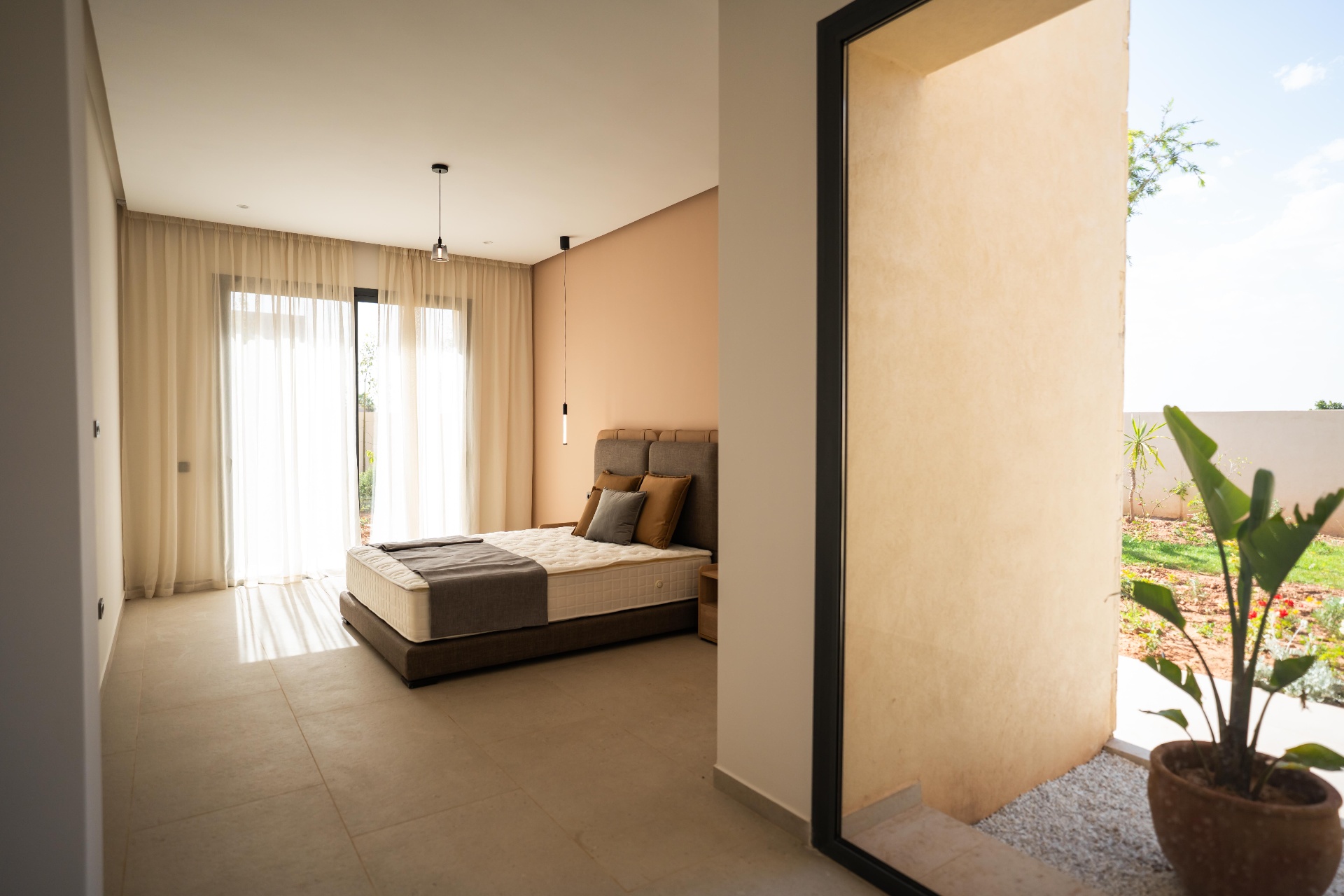 Chambre avec patio et lumière douce
